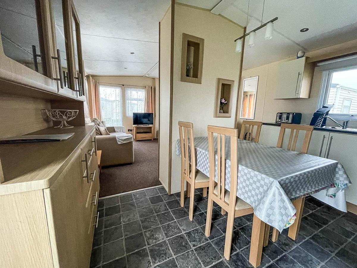 Lovely Caravan With Decking At Heacham Beach In Norfolk, Sleeps 6 Ref 21020C Kültér fotó