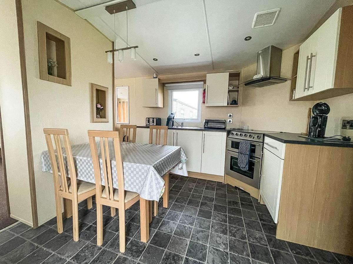 Lovely Caravan With Decking At Heacham Beach In Norfolk, Sleeps 6 Ref 21020C Kültér fotó