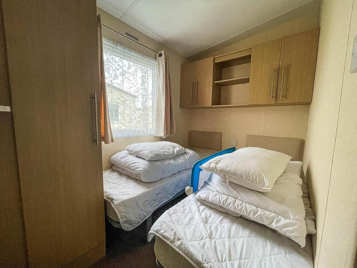 Lovely Caravan With Decking At Heacham Beach In Norfolk, Sleeps 6 Ref 21020C Kültér fotó