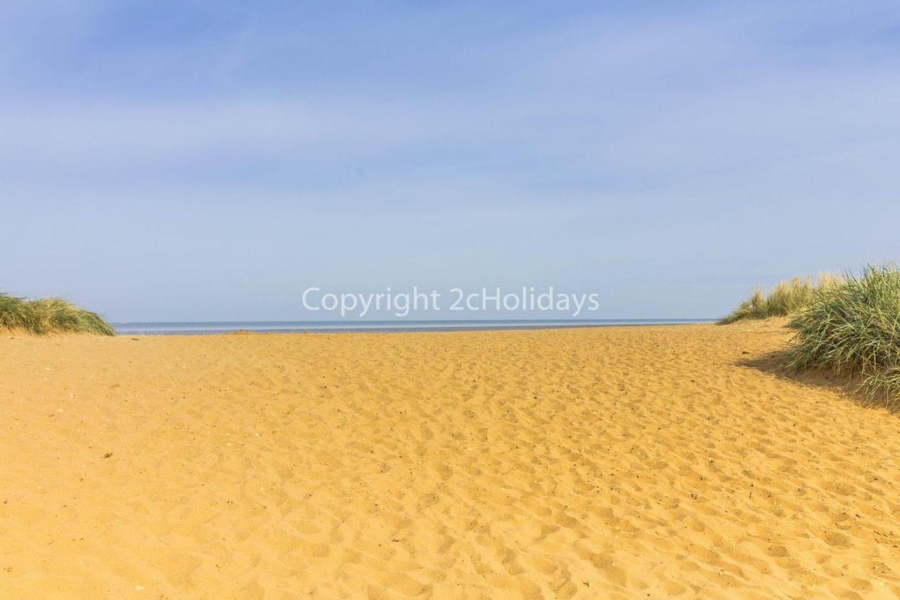 Lovely Caravan With Decking At Heacham Beach In Norfolk, Sleeps 6 Ref 21020C Kültér fotó